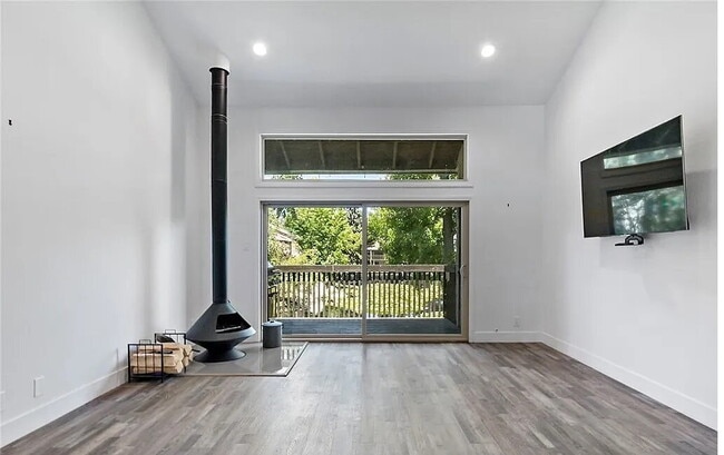Building Photo - Well-Appointed Unit with Quality Finishes