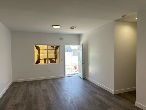 Photo - 1083 W 9th St