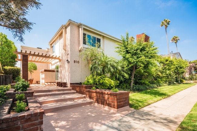 Photo - 910 19th St Townhome