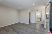 Photo - 11701 Oxnard St