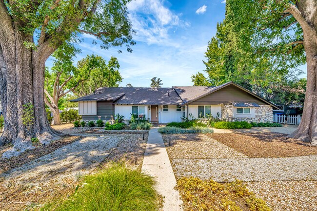 Photo - 19841 Henshaw St