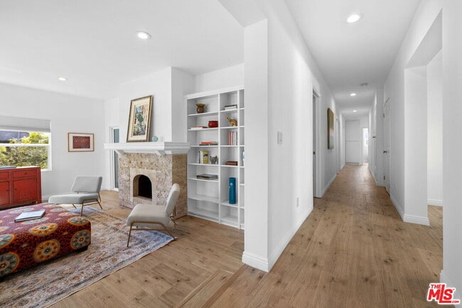 Photo - 2400 W 74th St