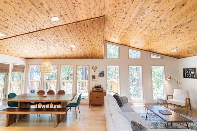 Building Photo - Stunning Lodge Near Beautiful Lake Gregory