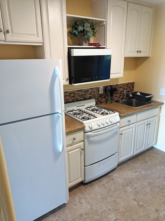 Kitchen Appliances - 1620 1/4 York Dr