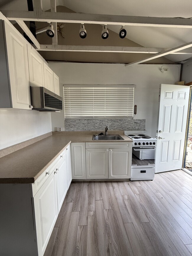 Photo - 637 N 2nd Ave