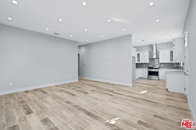 Photo - 13550 Hamlin St