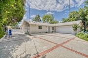 Photo - 20516 Clark St
