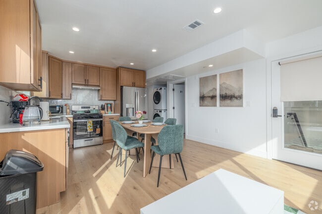 5BR, 5BA - 1,299SF - Kitchen - 1223 W 37th Dr