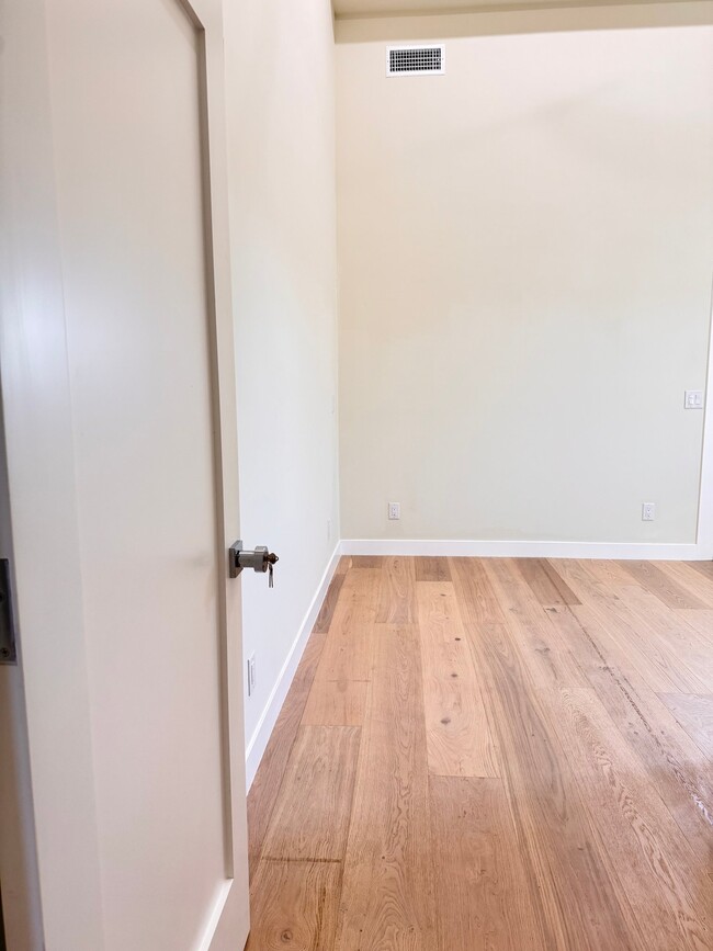Photo - 323 Amberwick Ln