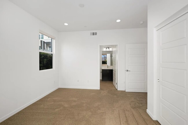 Photo - 370 Broadway Dr