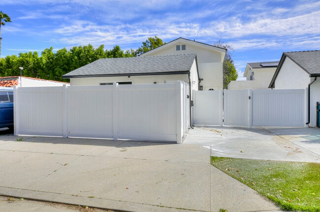 Building Photo - 15557 Wyandotte St