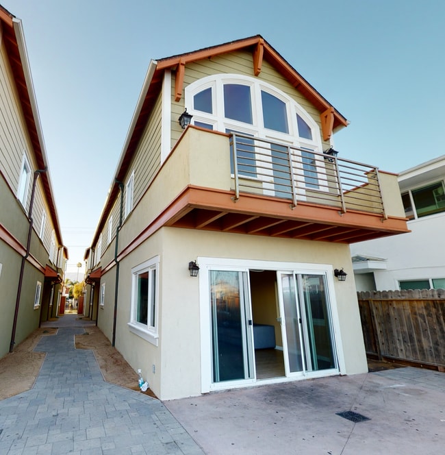 Building Photo - 6631 Del Playa Dr Unit 1
