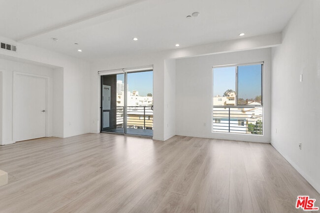 Photo - 1431 Armacost Ave Unit 401