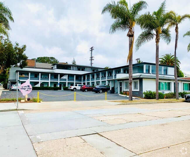 Building Photo - AVAILABLE NOW! STUDIO APARTMENTS IN THE HE... Unit 1141 Silverado St #112