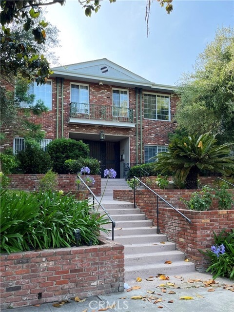 Building Photo - 837 S Windsor Blvd Unit 7