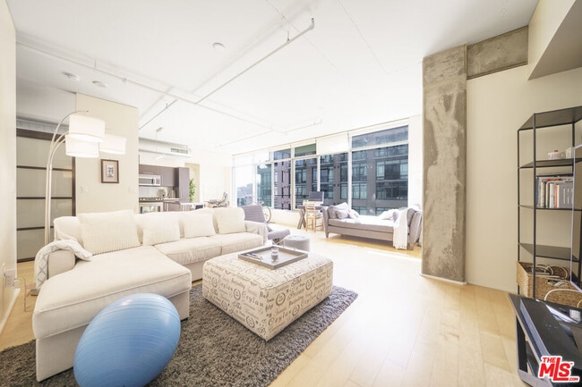 Building Photo - 1100 S Hope St Unit 1009