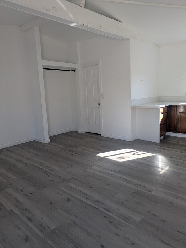 Building Photo - 7448 Craner Ave Unit Single apartment