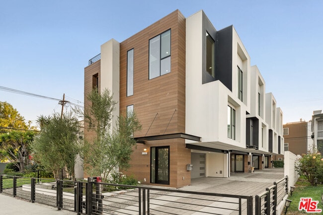 Photo - 807 N Detroit St