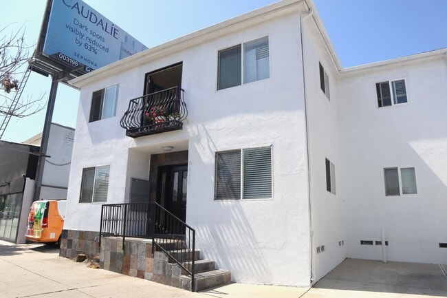 Building Photo - 2bed2bath Apartment in Heart of Pico Robertson! Unit 6