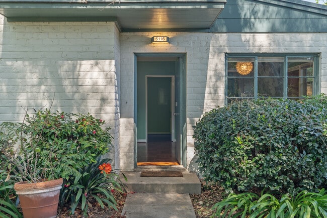 Photo - 5116 Village Grn