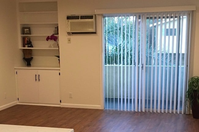 Built-In & Balcony - 14718 W Magnolia Blvd