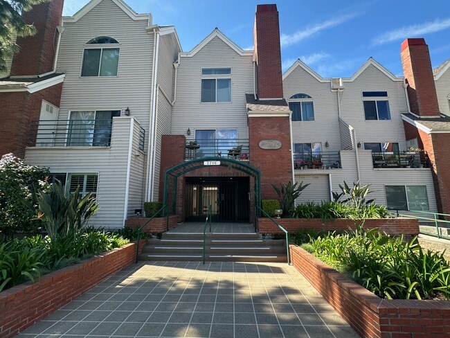 Building Photo - 2706 Honolulu Ave Unit 111