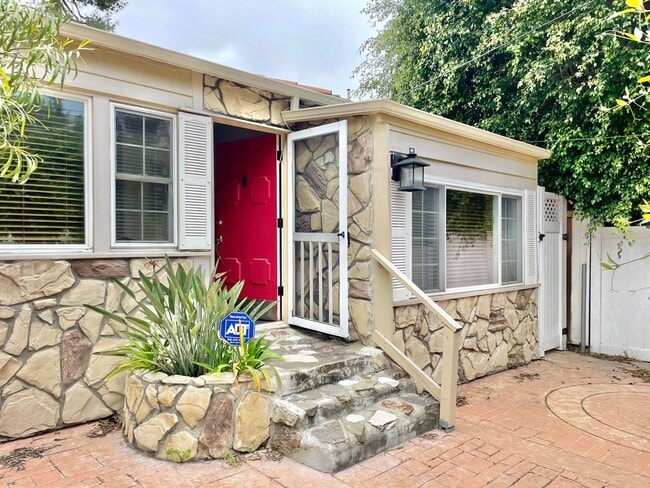 Building Photo - Gorgeous home in a hidden valley with extra room for office or guest bedroom
