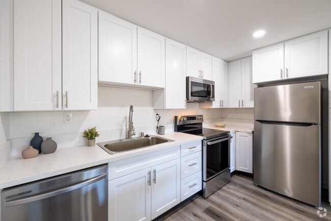 2BR, 2BA - 800SF - Kitchen - Premier of West Lancaster