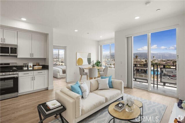 Building Photo - 11714 Archwood St Unit 308 Rental