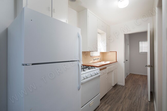 Building Photo - *OPEN HOUSE: 10/4 11:30AM-12:30PM* Cottage... Unit 1528 1/2