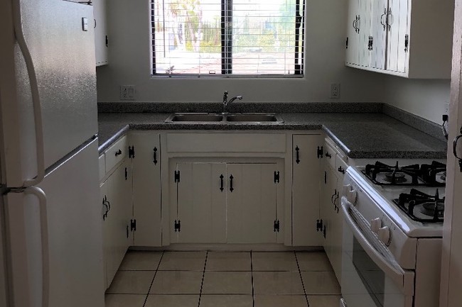 Kitchen - 5937 1/2 Buffalo Ave Apartment Unit 5937