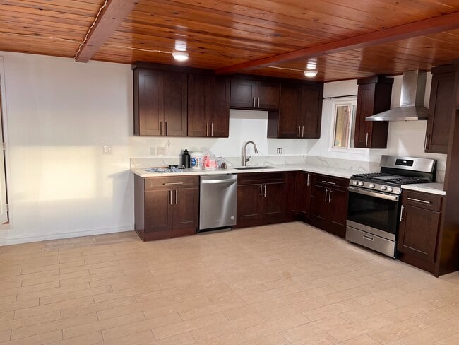 Building Photo - 13531 Chestnut St Unit Back