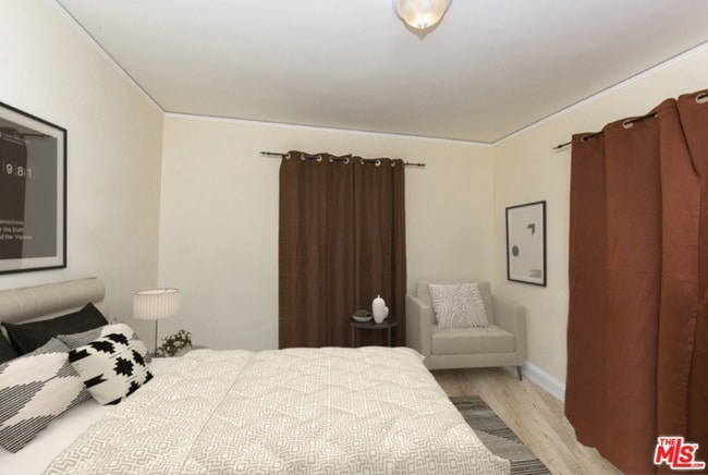 Photo - 921 W 83rd St