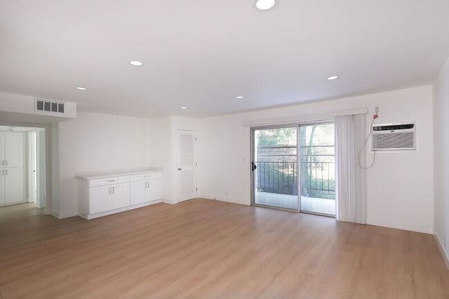 Photo - 3155 Montrose Ave