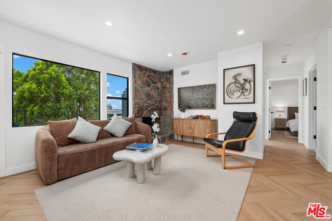 Photo - 2045 Paramount Dr