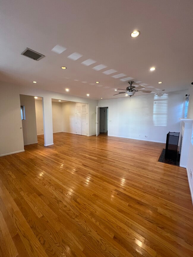 Living room - 1622 Franklin St