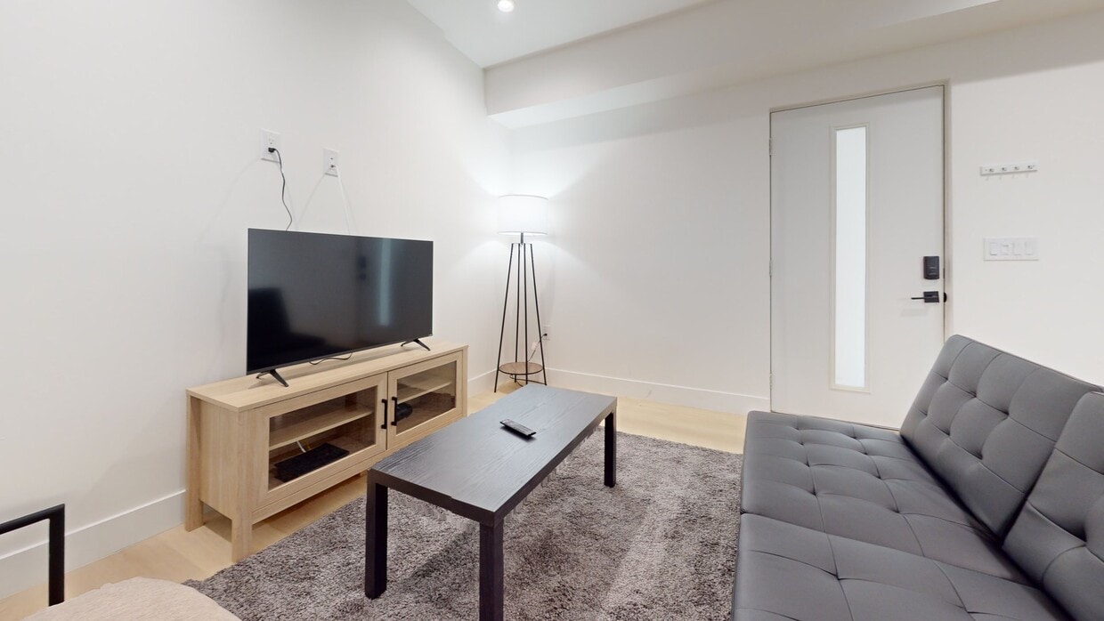 3D Tour - 1321 N June St Condo