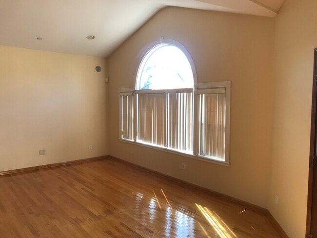 Photo - 1304 Mackay Ln