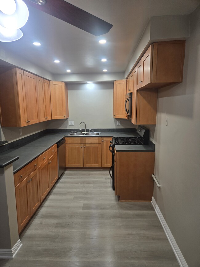 Building Photo - Walnut Villas Apartment