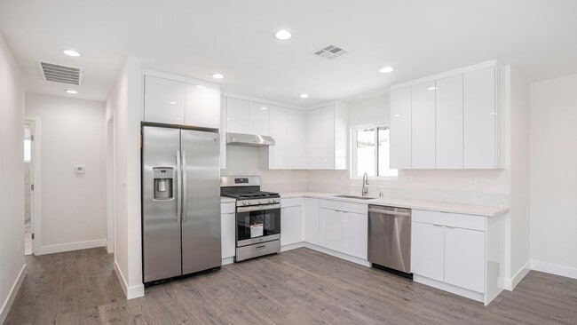 Photo - 10422 Woodley Ave