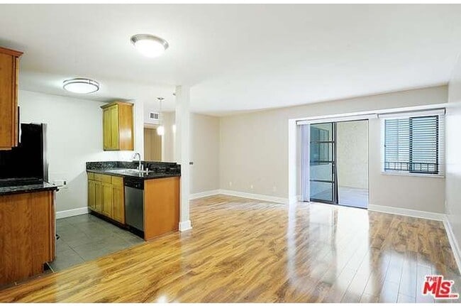 Building Photo - 10982 Roebling Ave Unit 333