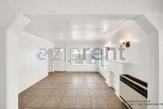 Photo - 910 E 90th St