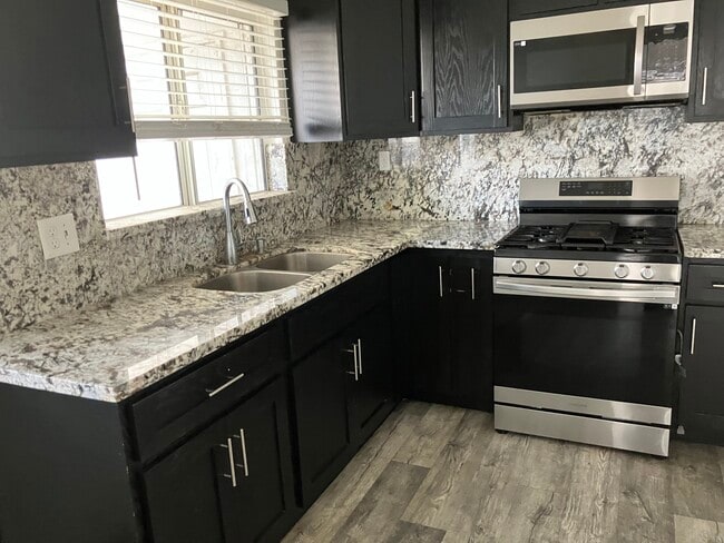 Photo - 15568 Binney St