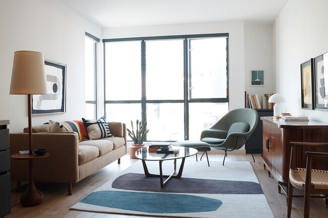 Sunny days, stylish space—your perfect living room awaits. - El Centro Apartments and Bungalows