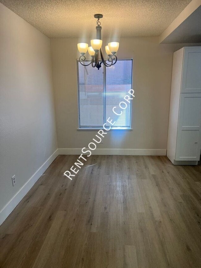 Photo - 43837 David St