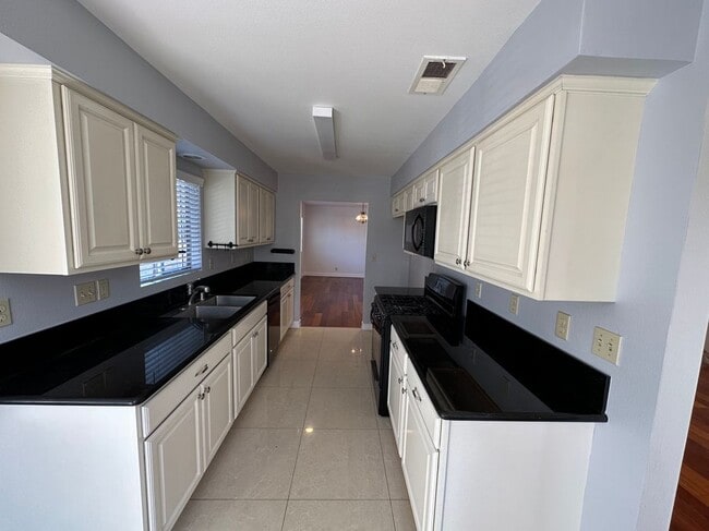 Photo - 302 W Loraine St