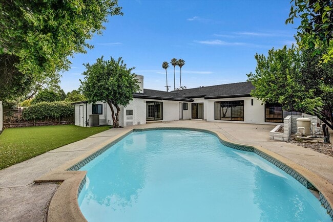 Building Photo - BEAUTIFULLY REMODELED, 5BD/4BA ENTERTAINER... Rental