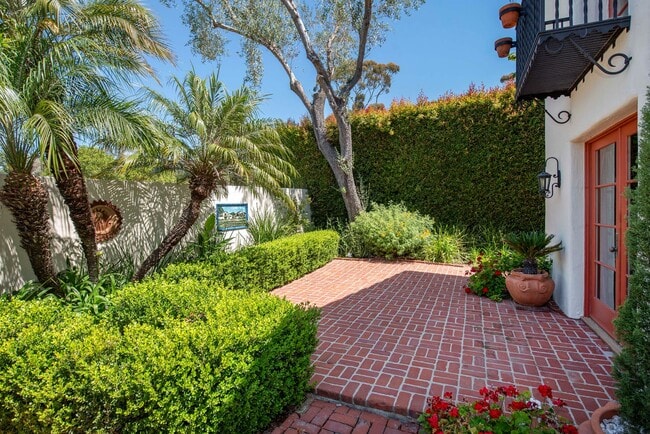 Photo - Iconic Upper East Setting with Front-Row Views of the Mission!