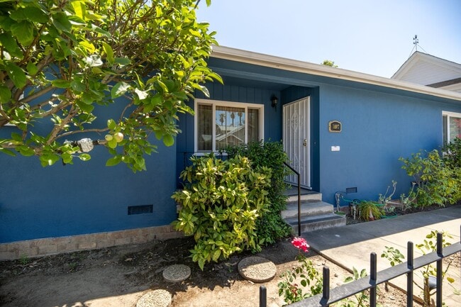 Photo - 2 bedroom, den and 1.5 bath, a few blocks of SPHS