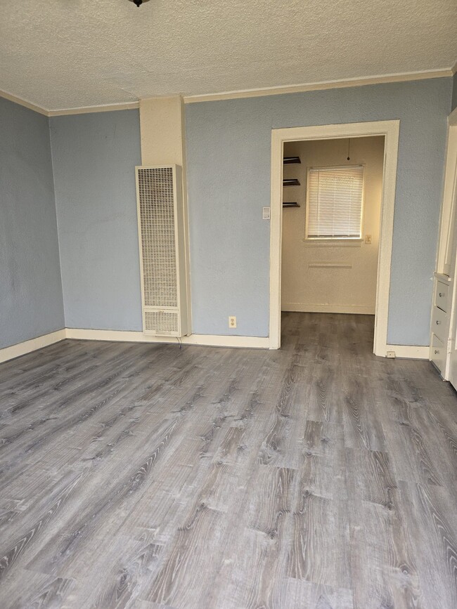 Building Photo - 2808 1/2 Hillcrest Dr Rental